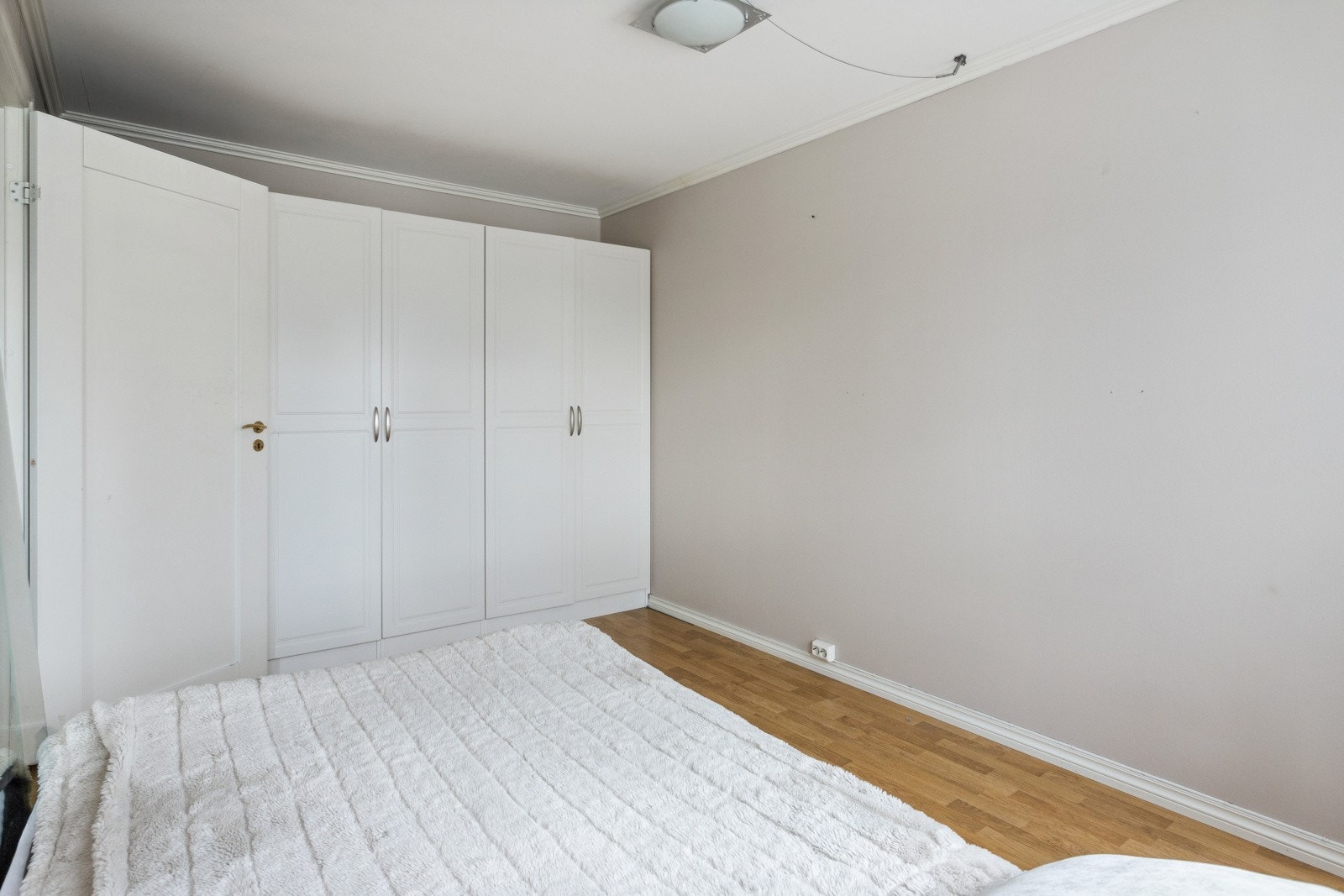 På soverommet er det stor garderobeløsning som sørger for gode oppbevaringsmuligheter. Galleribilde