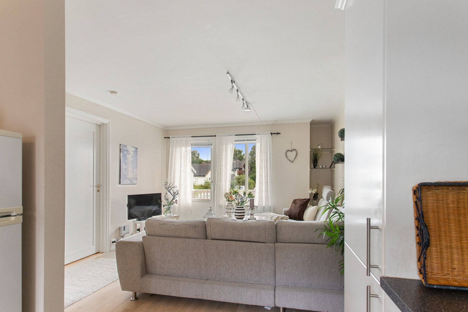 Stue og kjøkken ligger i en åpen løsning og måler totalt 21 kvm. Galleribilde