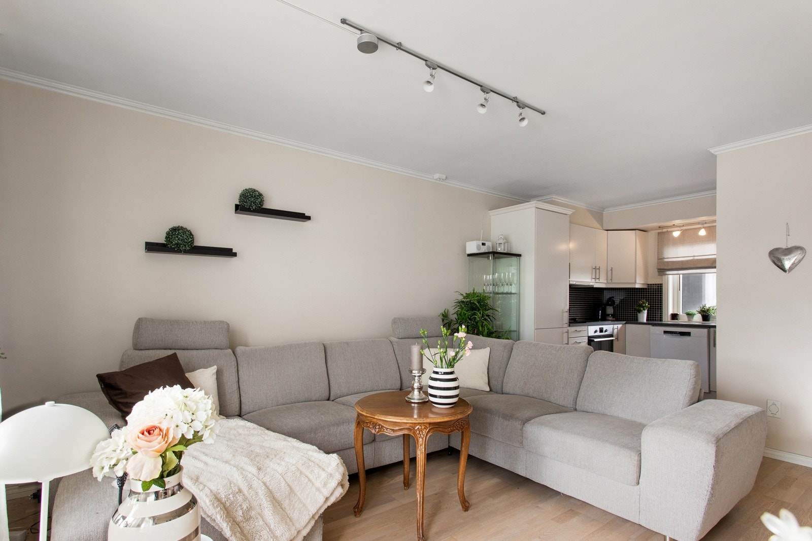 Lys og åpen stue med store vindusflater som gir rikelig med naturlig lys. Galleribilde