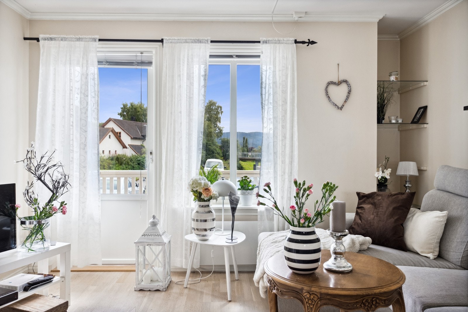 Fra stuen har du utgang til en sørvendt balkong med gode solforhold. Galleribilde