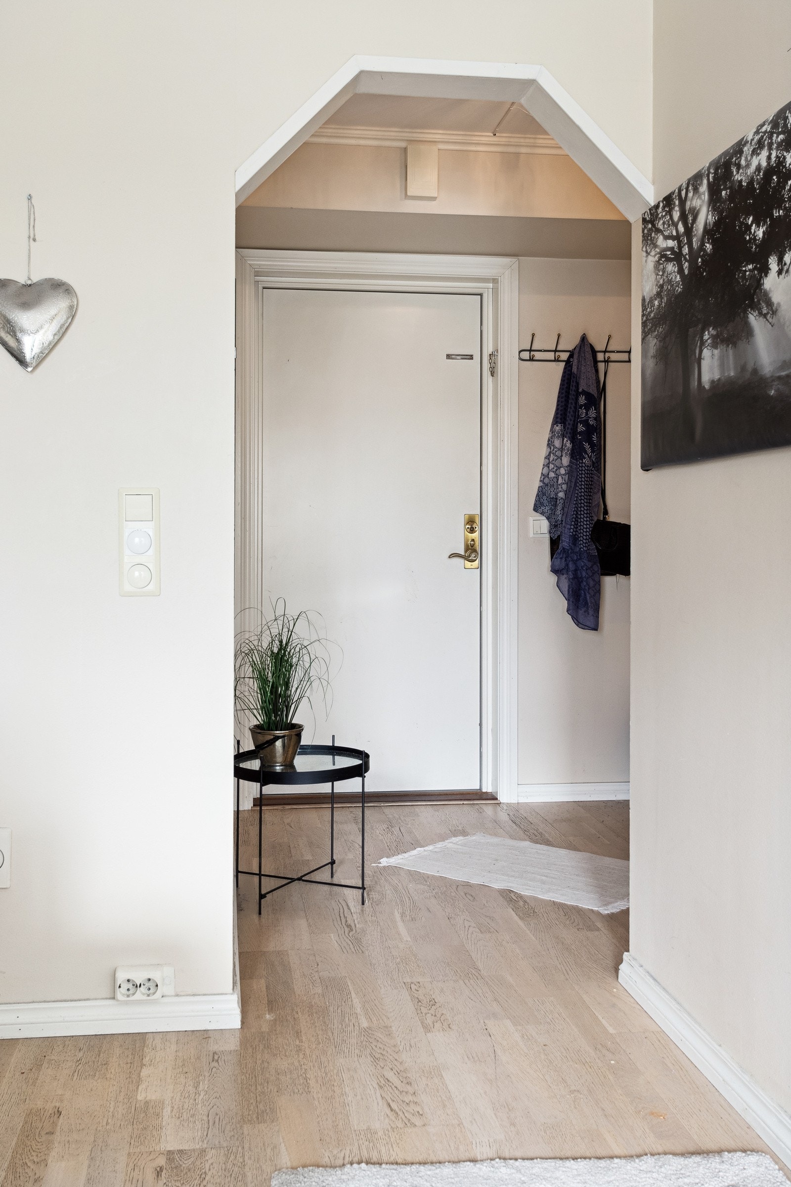 Entrè på 4 kvm med plass til å henge fra seg yttertøyet, samt øvrig møblement. Galleribilde