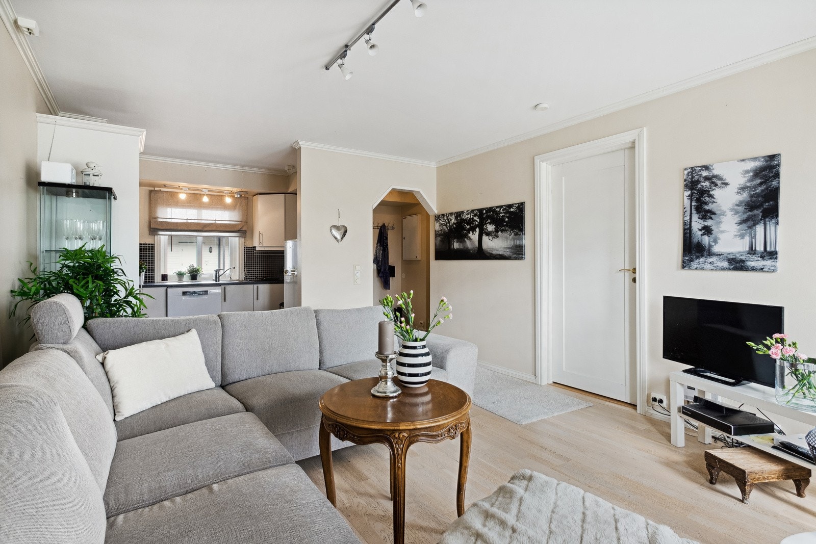 Stuen er malt i en lys, nøytral farge som gjør det lett å sette sitt personlige preg på rommet gjennom pynt og interiør. Galleribilde