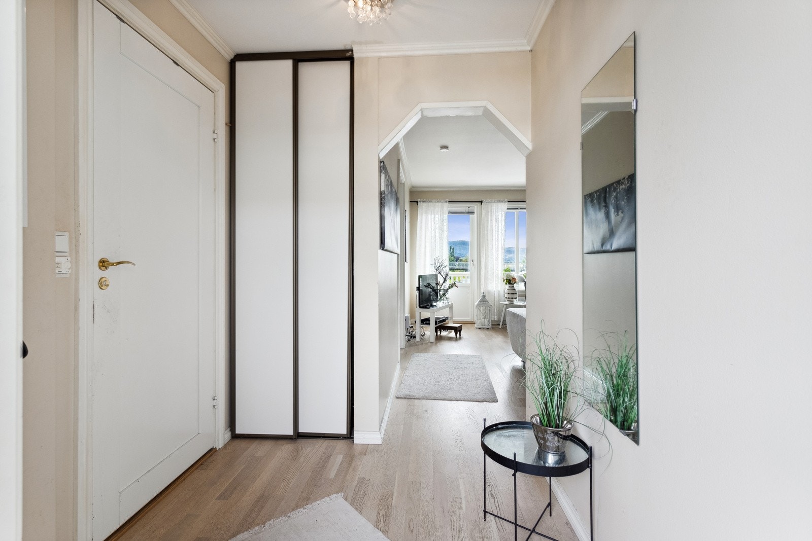 I entréen er det også skyvedørsgarderobe som sørger for godt med oppbevaringplass. Galleribilde