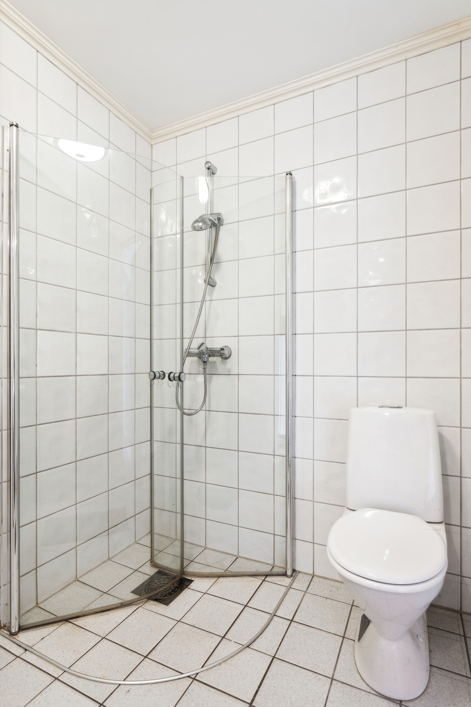 Dusjhjørne har innfellbare dusjdører i glass. Galleribilde