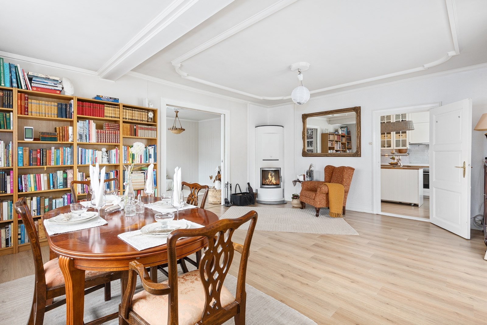 Hovedstuen har klassiske dekorlister i taket. Galleribilde