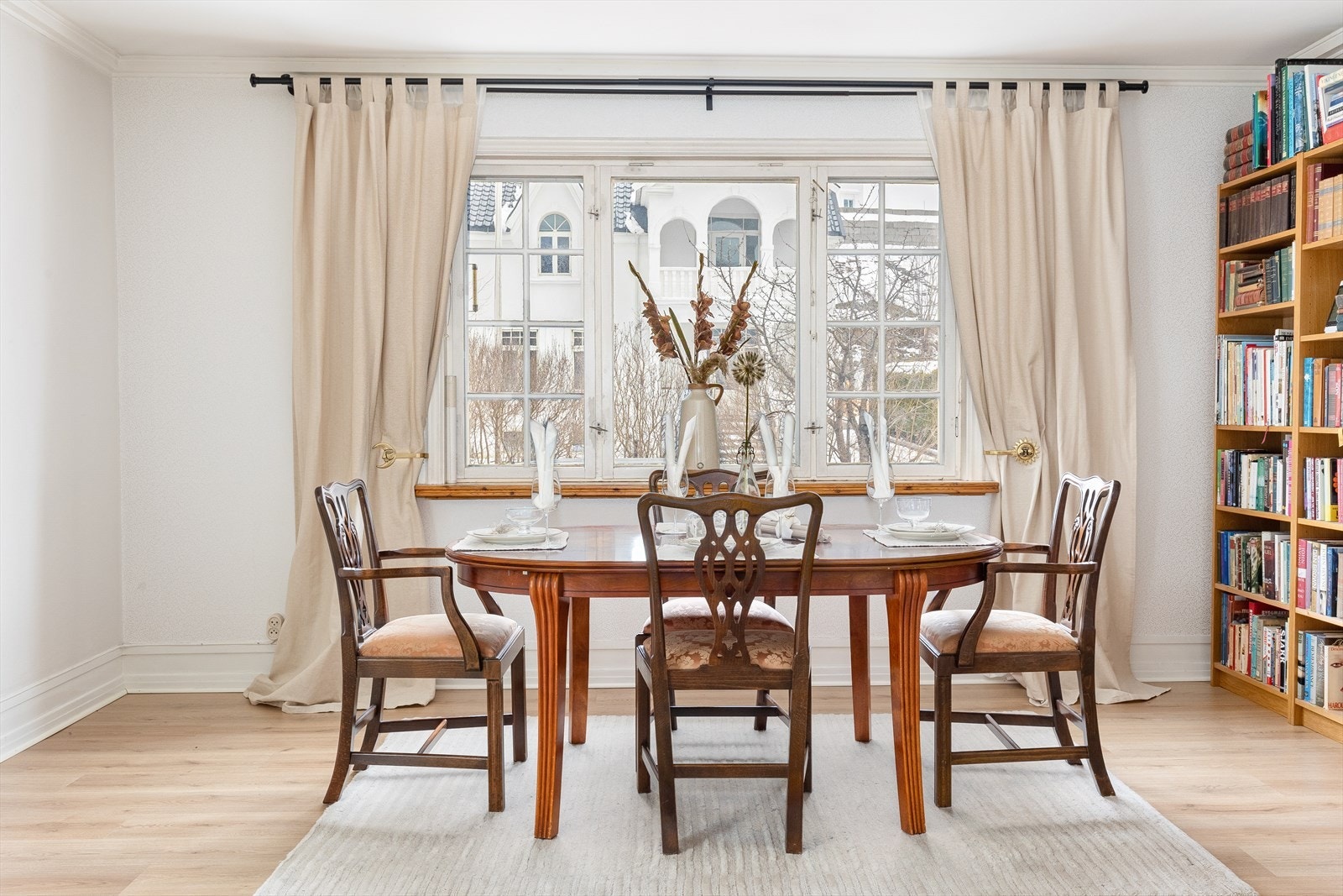 I hovedstuen er det god plass til å samle venner og familie rundt et langbord. Galleribilde