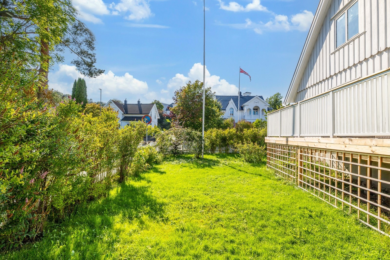 Flotte trær og varierte prydbusker sørger for å gi god skjerming for innsyn gjennom alle årstider. Galleribilde
