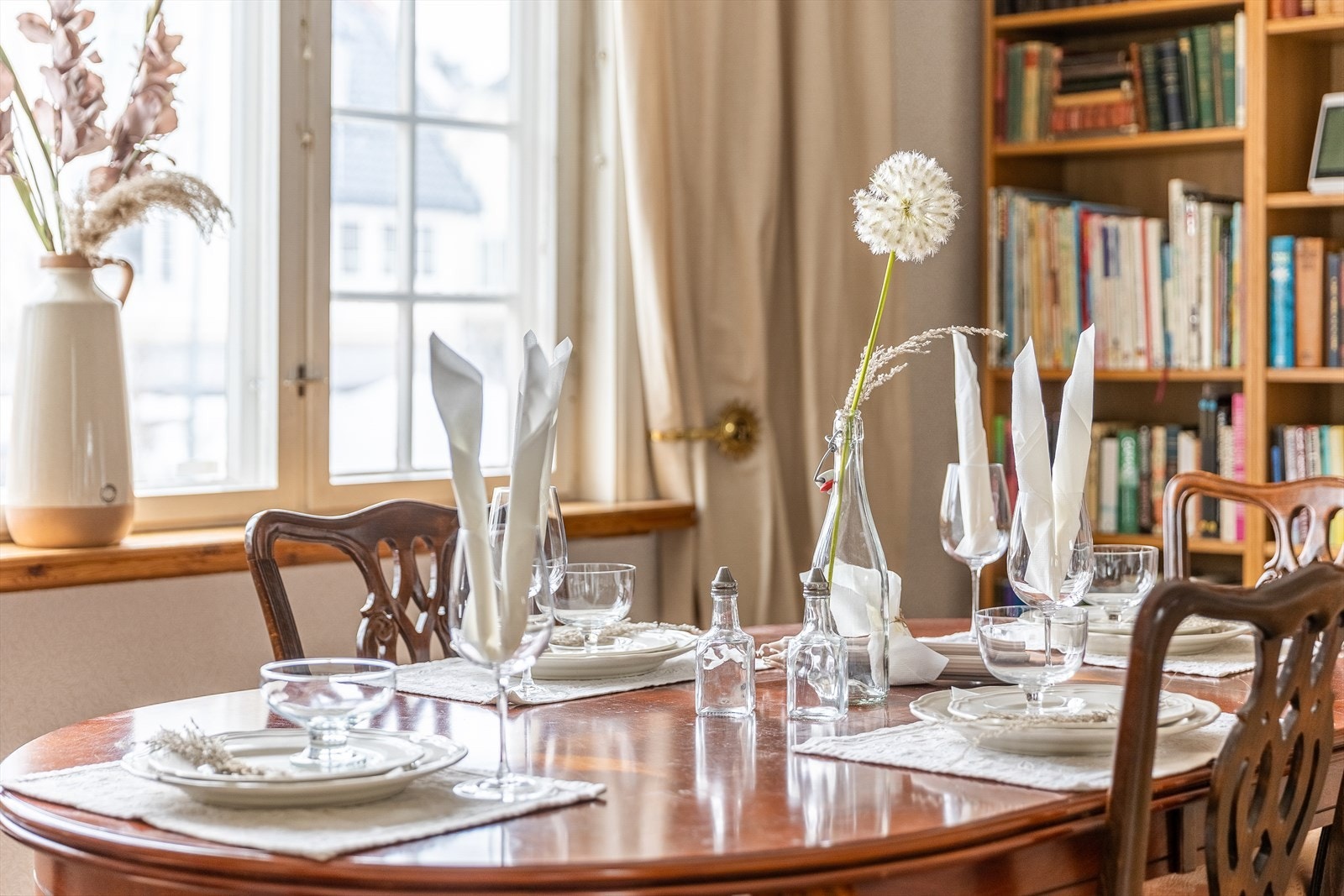 Inne har boligen en herlig atmosfære med mye sjarm og klassiske detaljer. Galleribilde