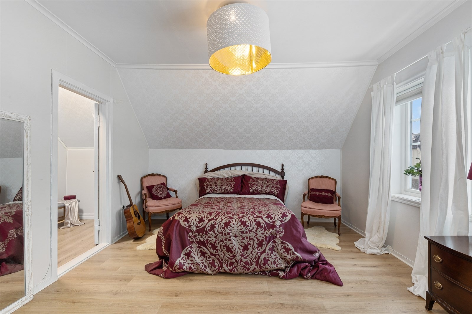 På hovedsoverommet er det god plass til dobbeltseng og annet møblement. Galleribilde