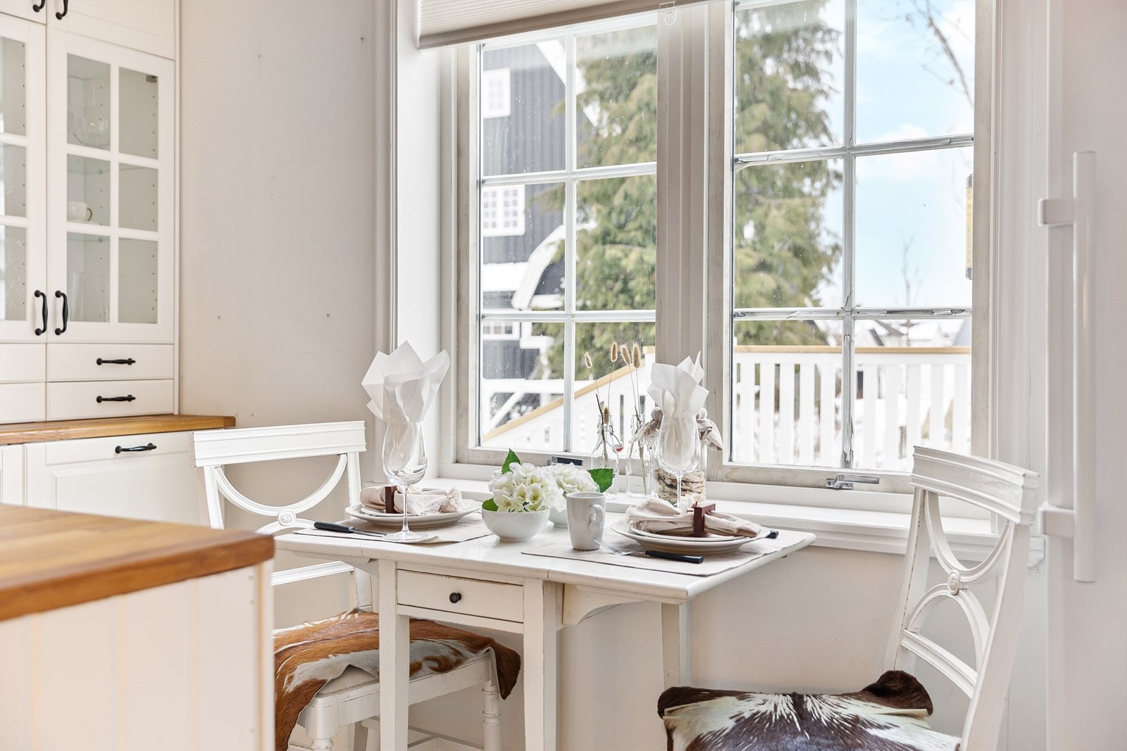 Ved kjøkkenvinduet er det rom for en hyggelig, liten spiseplass. Galleribilde