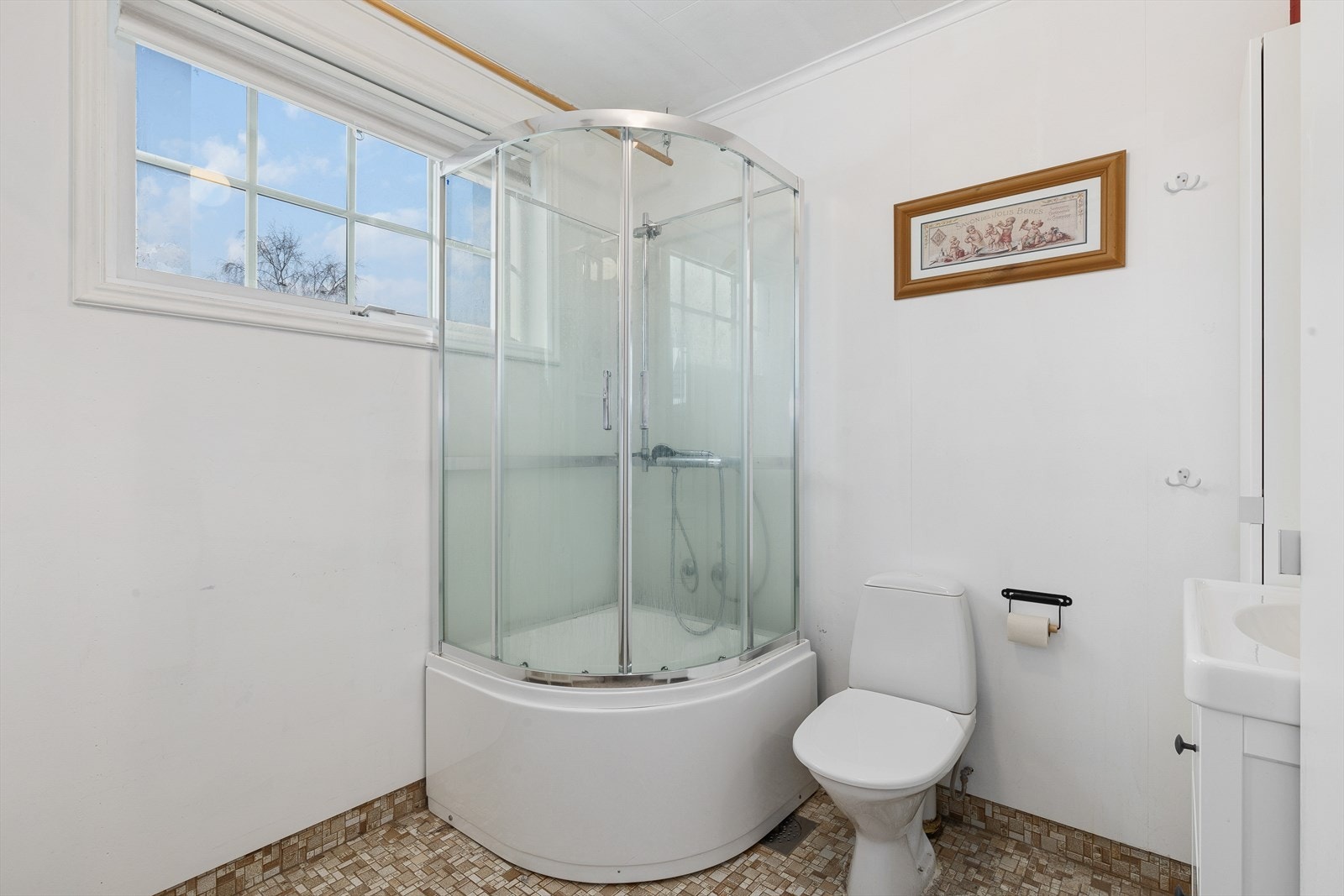 På badet er det gulvvarme og opplegg for vaskemaskin. Galleribilde