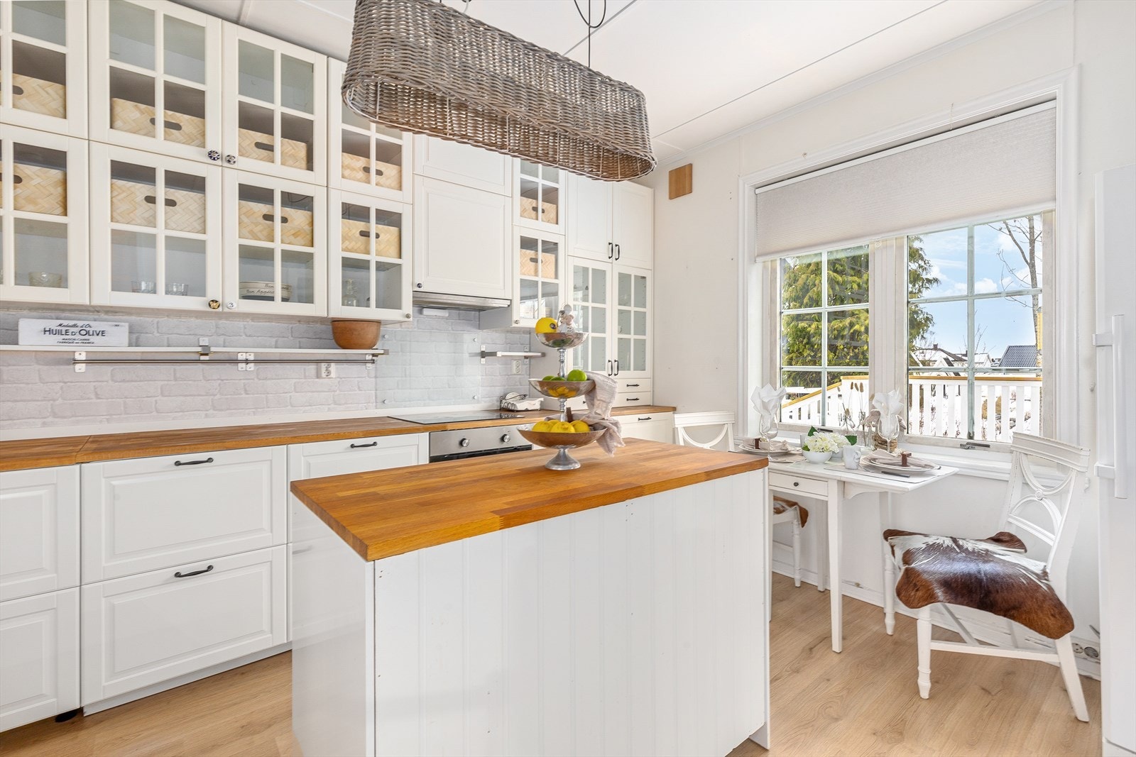 Den takhøye innredningen har store vitrineskap og heltre benkeplate oljet i 2023. Galleribilde