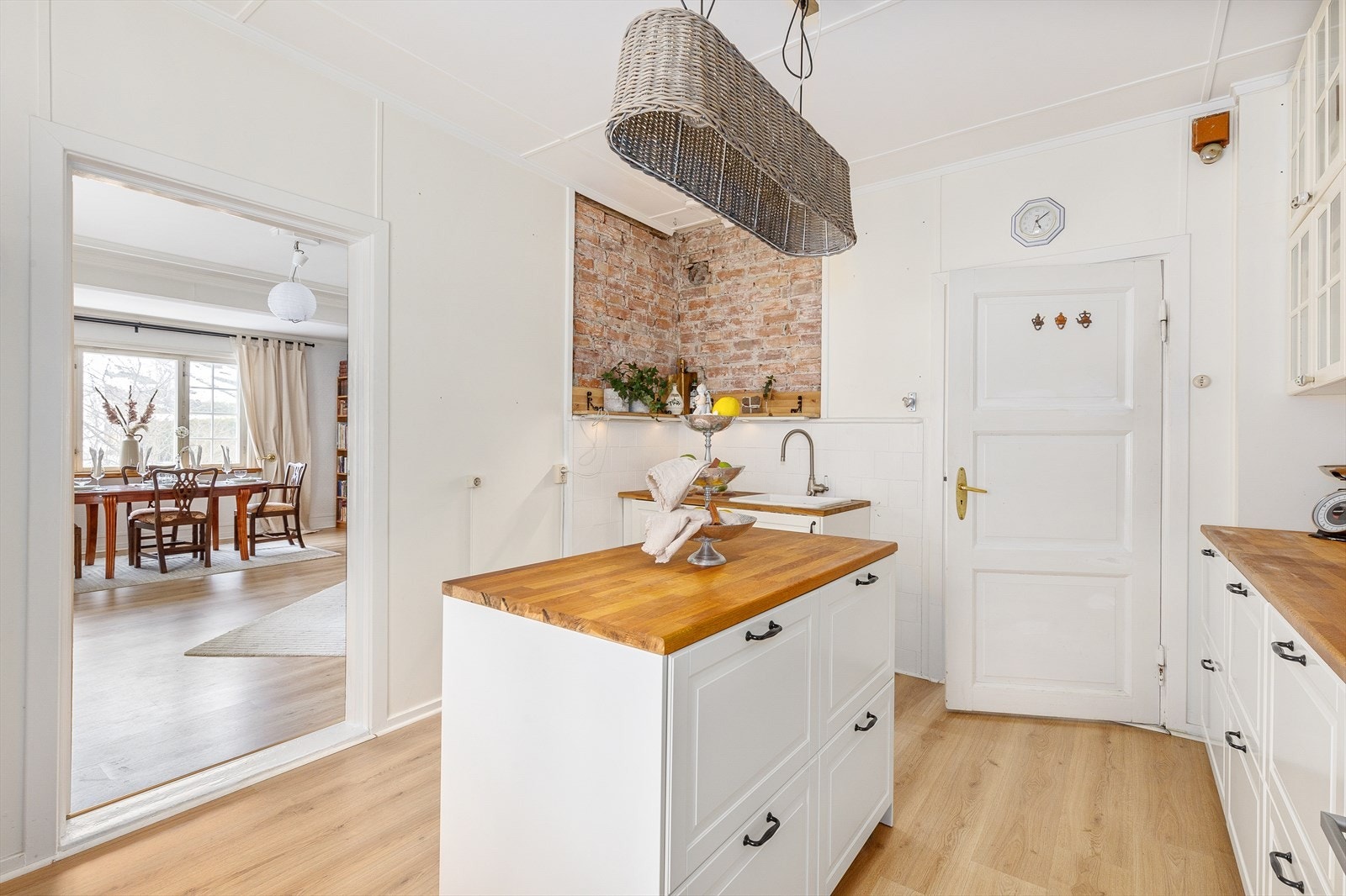 Midt i rommet står det en kjøkkenøy, perfekt til måltider og gode samtaler, men også for lekselesing mens maten lages. Galleribilde