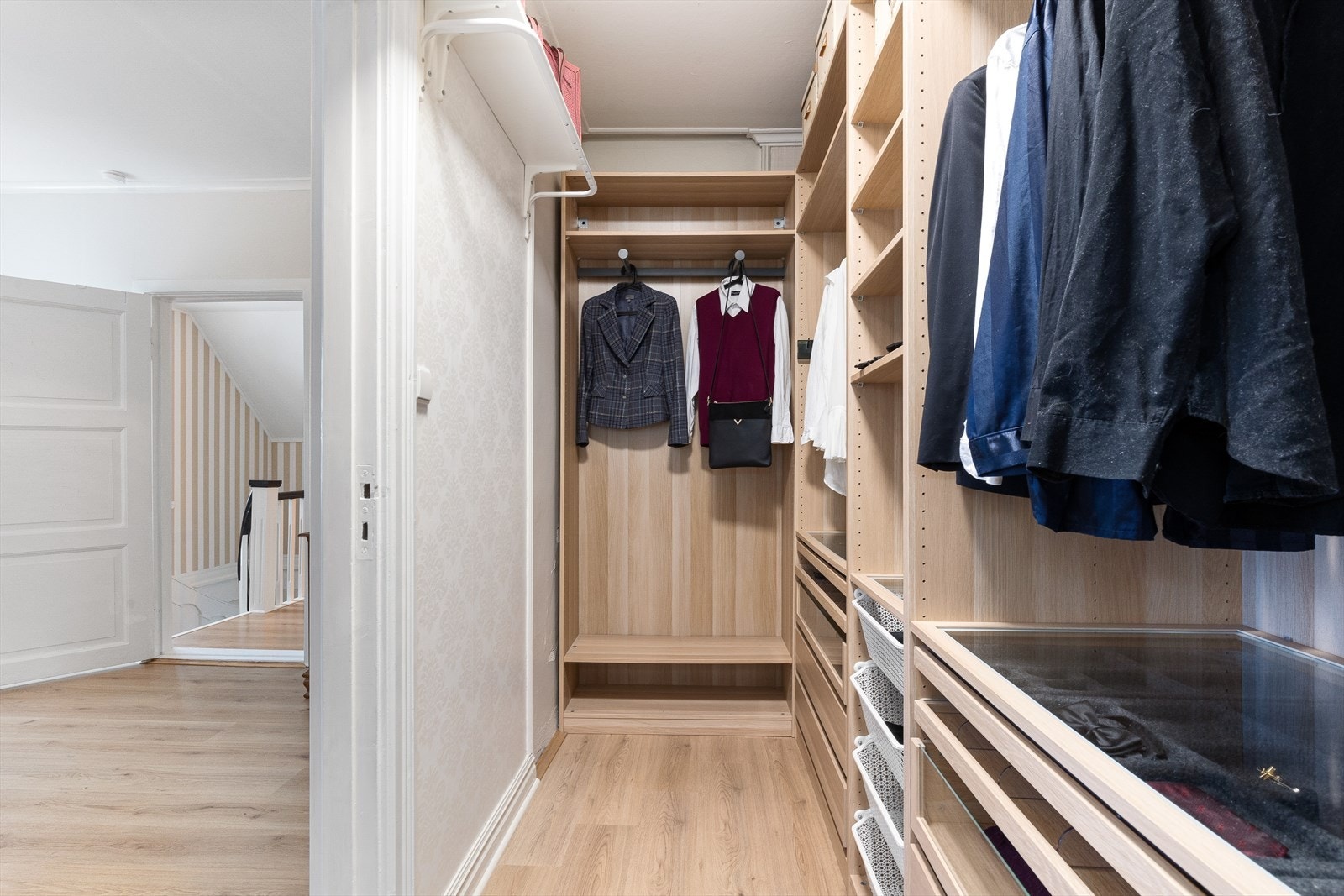 Tilliggende hovedsoverommet finner man et walk-in closet med store skap som har skuffer, hyller og stenger for oppheng. Galleribilde