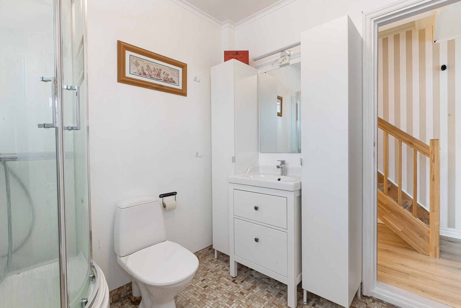 Badet ble i 2020 oppgradert med nytt dusjkabinett og et hvitt servantskap. Galleribilde