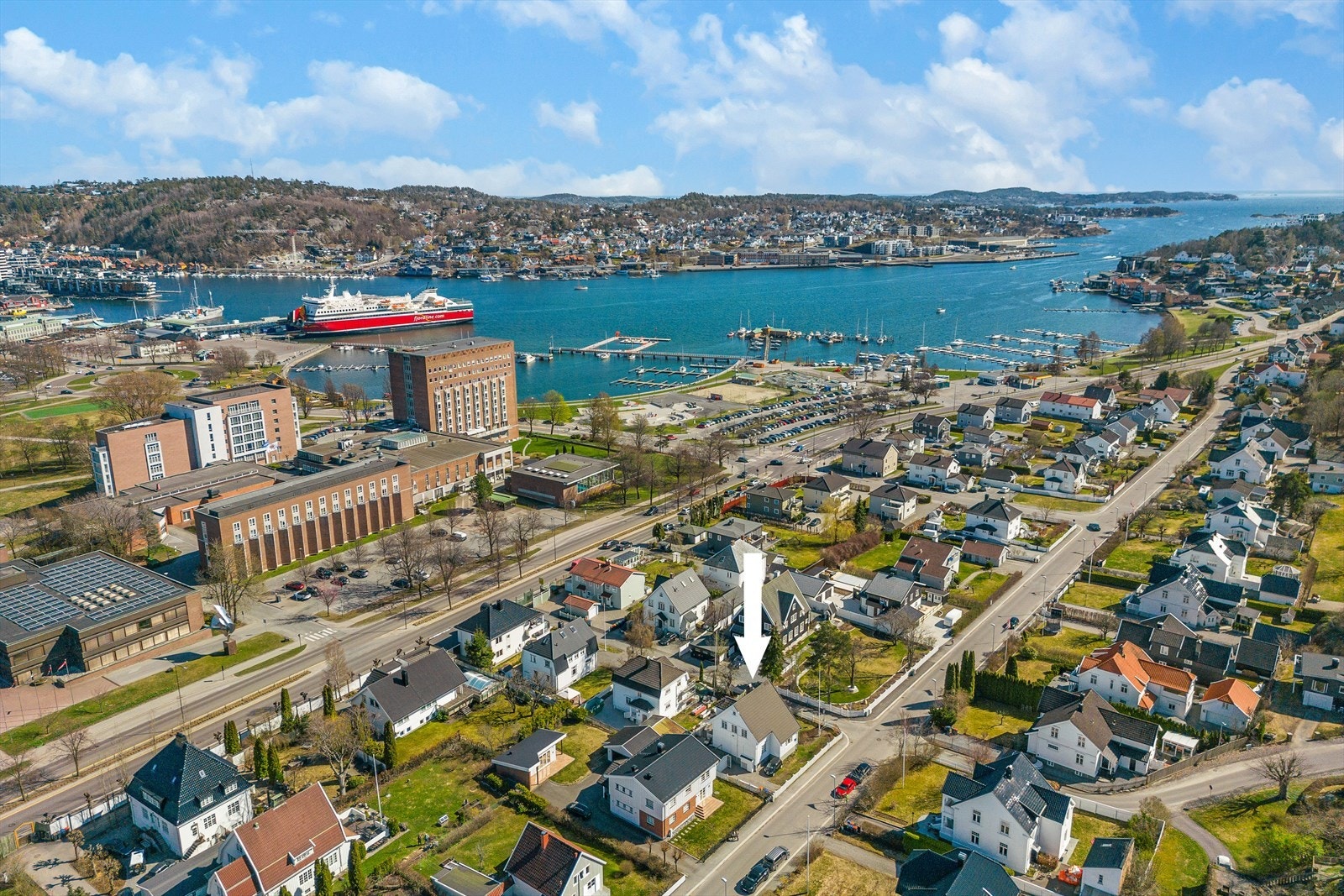 Rett utenfor døra har man tilgang på et rikt utvalg butikker, kafeer og restauranter. Galleribilde