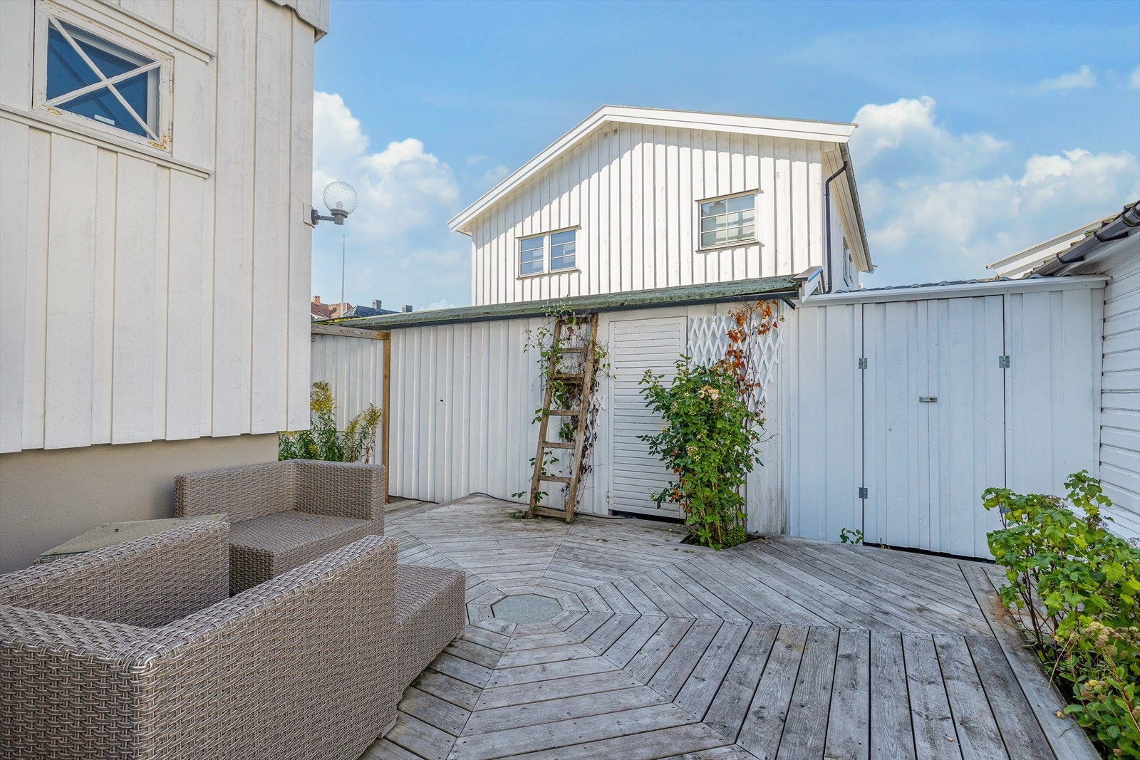 Eiendommen er solrik og dette gjenspeiler seg i eiendommens flotte og ikke minst usjenerte uteplasser. Galleribilde