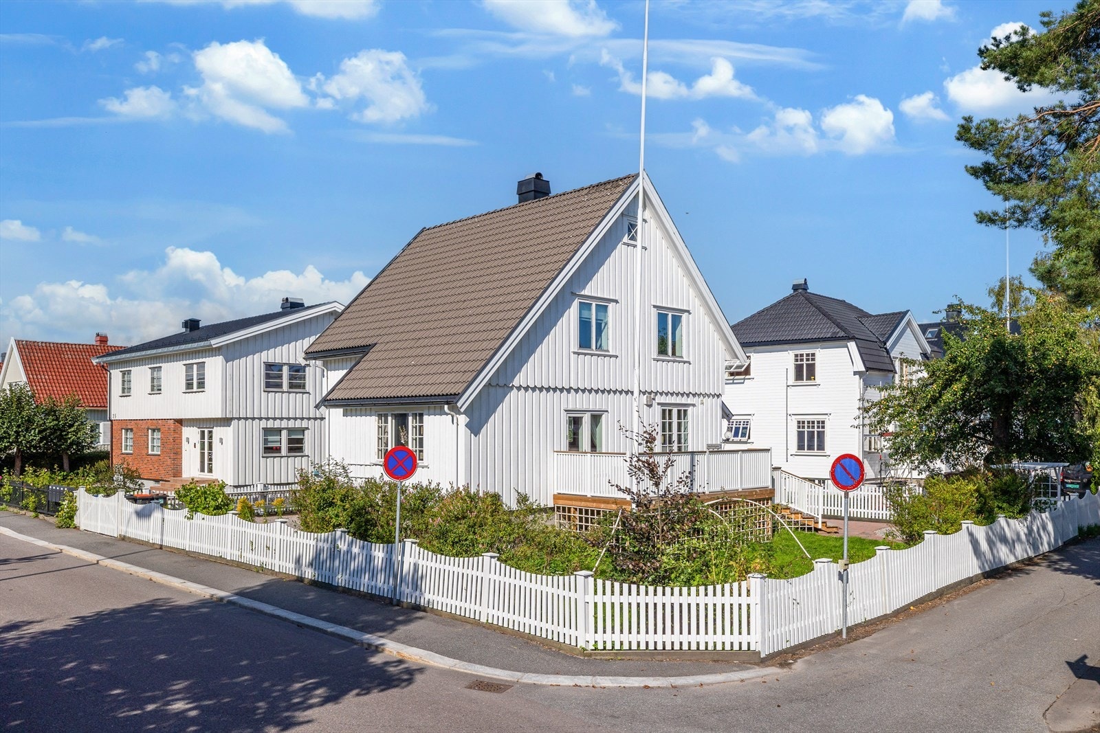 Her bor man sentralt til i et veletablert og sjarmerende område, med kort gangavstand til alt man trenger i hverdagen. Galleribilde