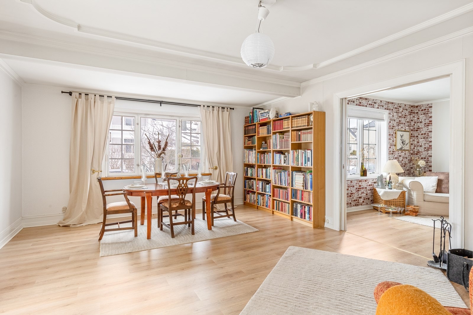 Det er god takhøyde i stuene, noe som bidrar til en herlig og luftig atmosfære. Galleribilde