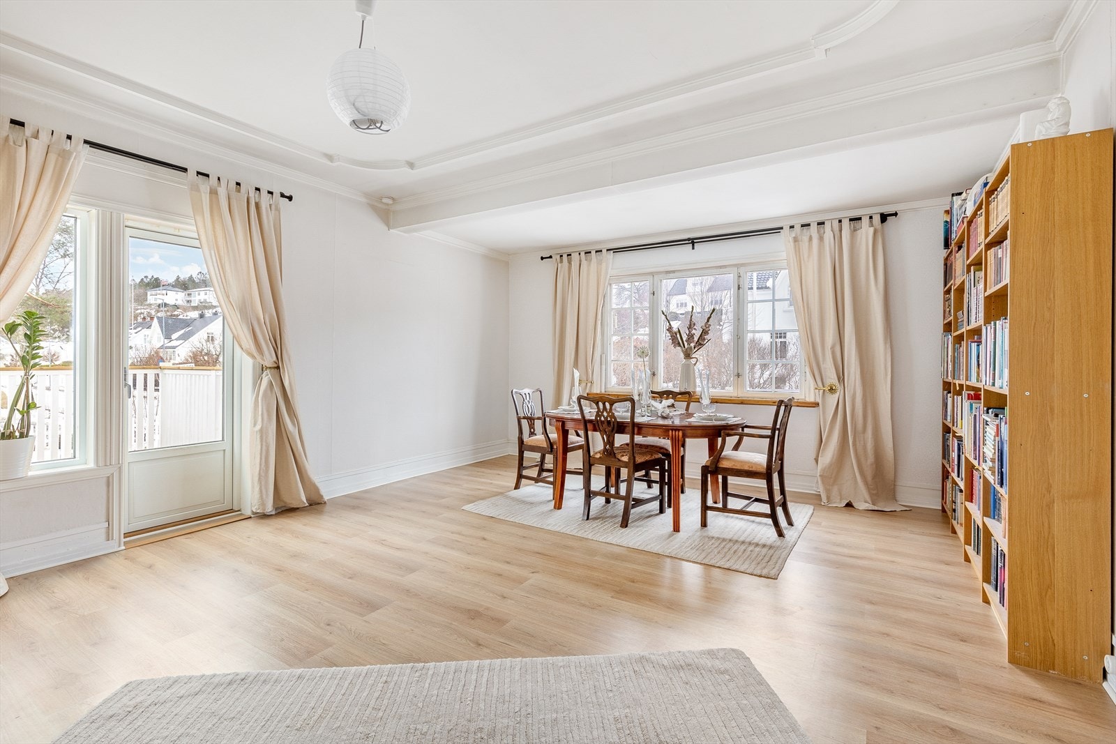 Eneboligen har to pene, tilstøtende stuer i første etasje, noe som gir ekstra spillerom og god møbleringsfrihet. Galleribilde