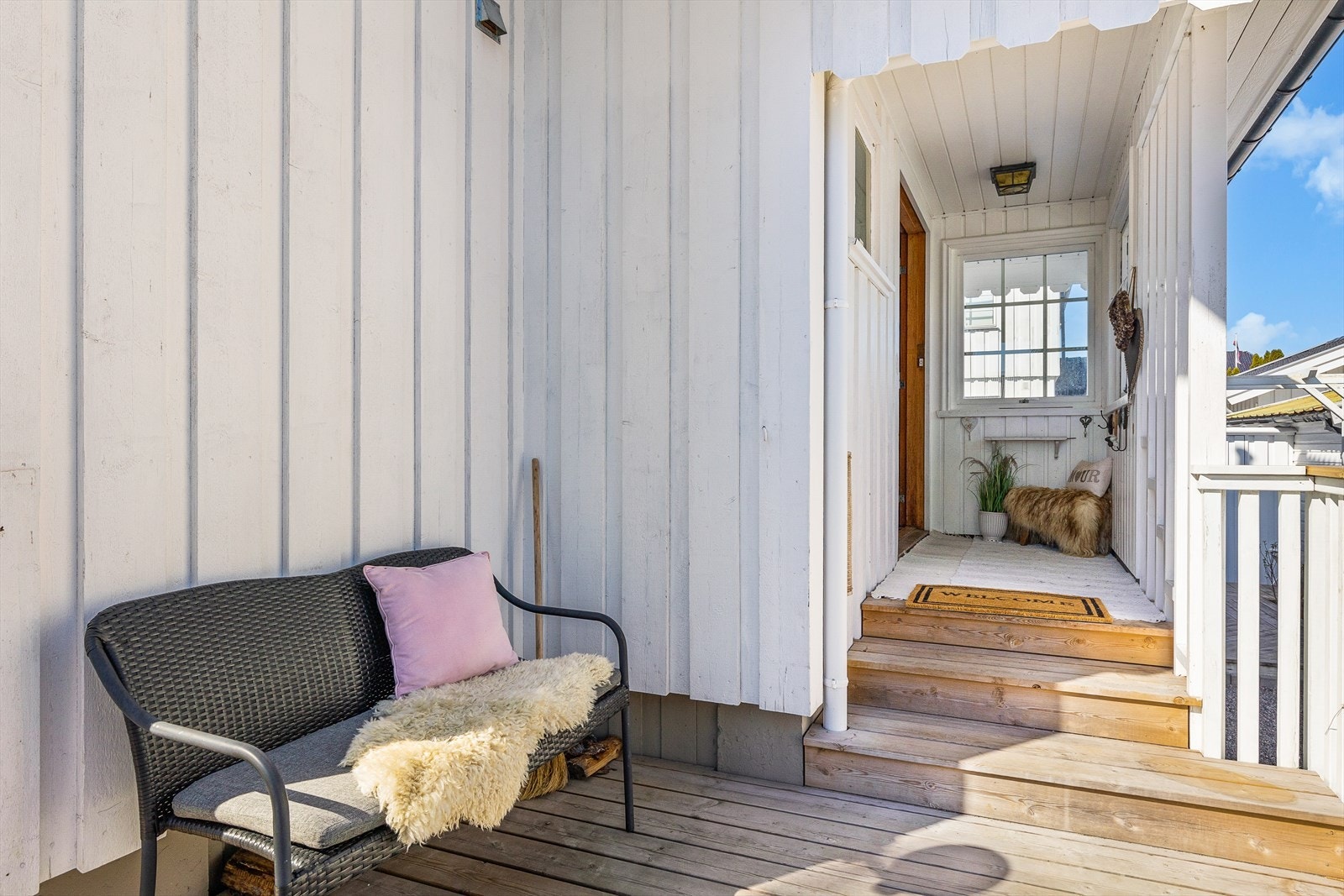 Man ønskes velkommen av et koselig og inntrukket inngangsparti med belysning. Galleribilde