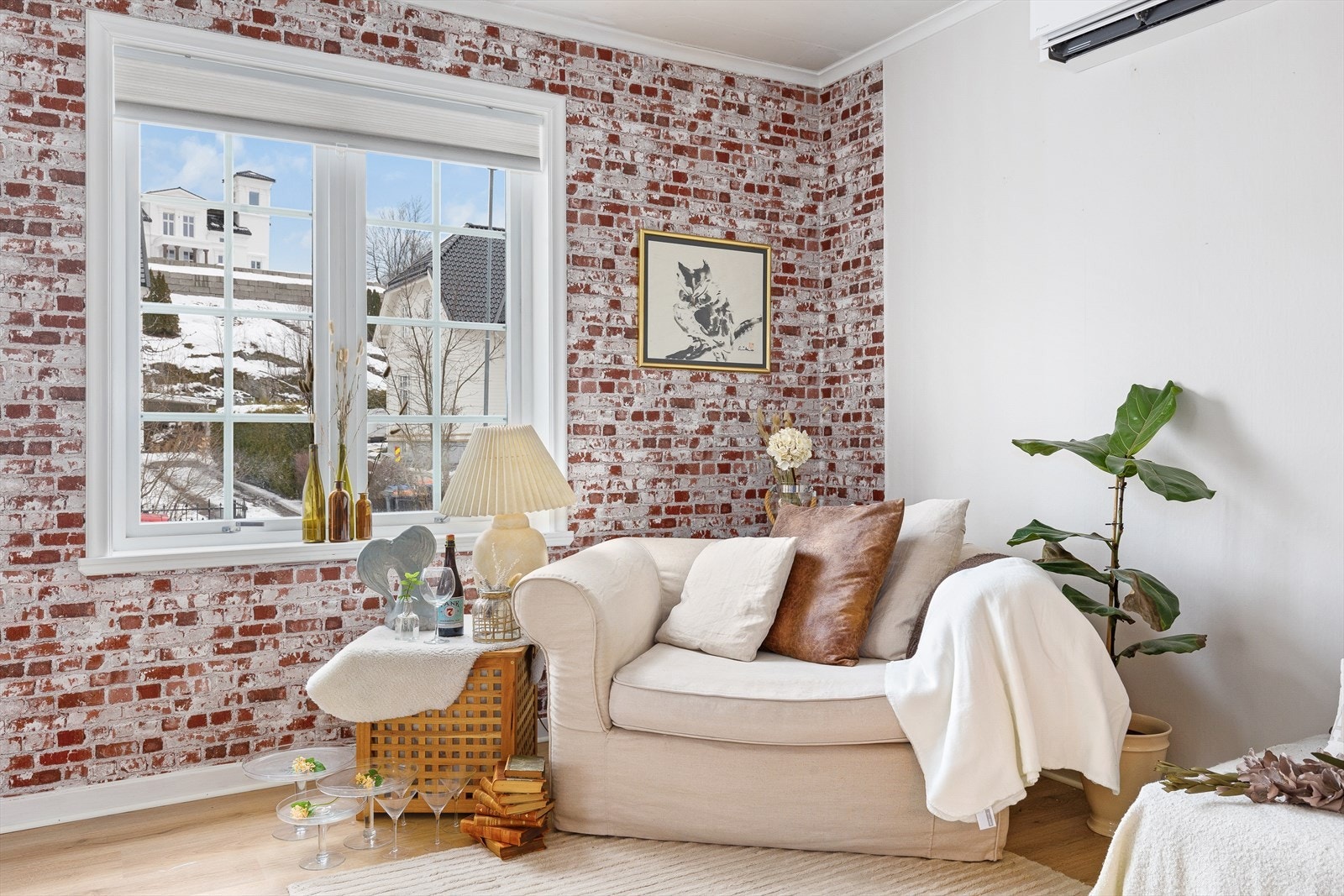 Den andre stuen passer utmerket som en koselig tv-stue, og en kontrastvegg er kledd i tapet med teglsteinsmotiv. Galleribilde