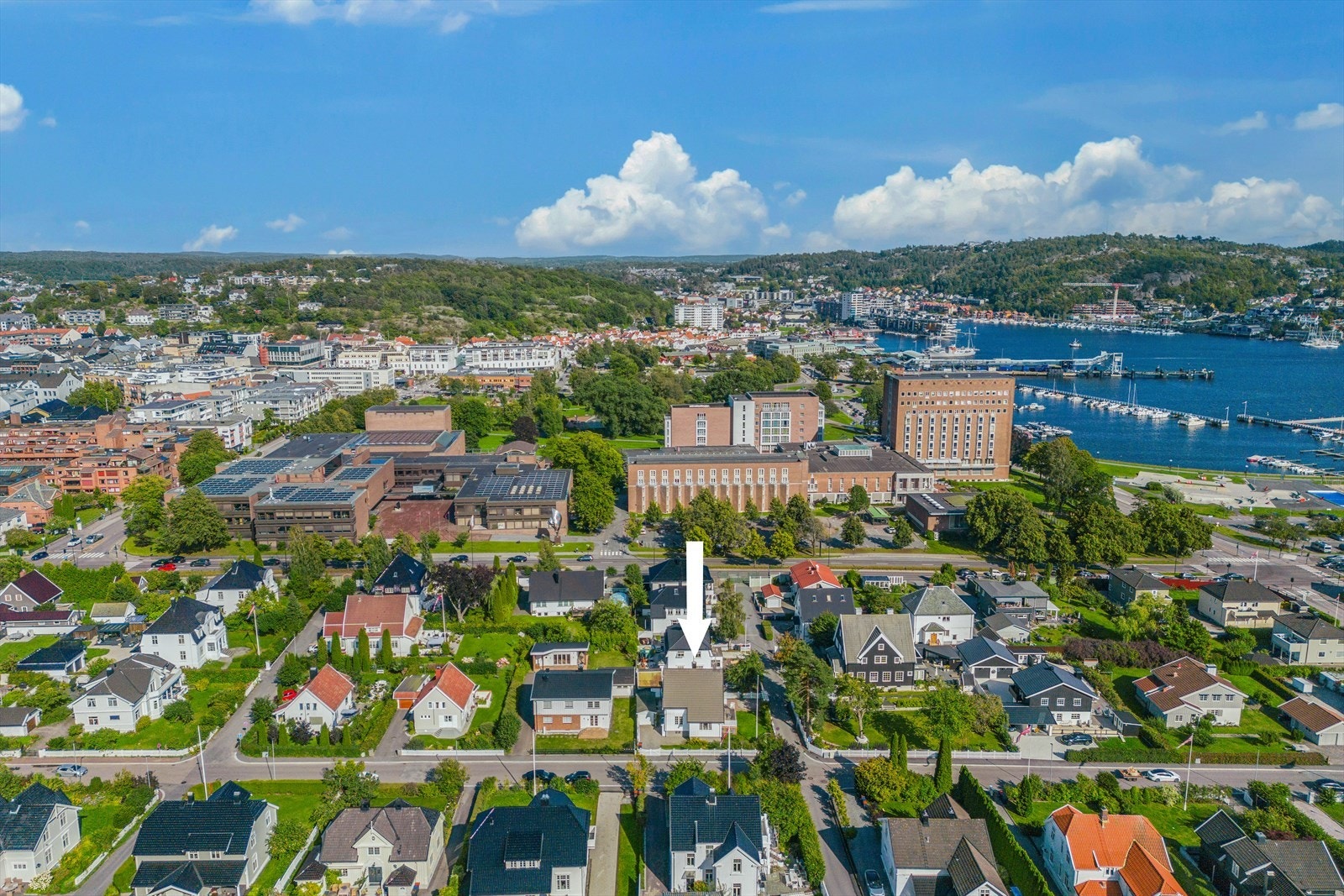 Her bor man sentralt til i et veletablert og sjarmerende område, med kort gangavstand til alt man trenger i hverdagen. Galleribilde