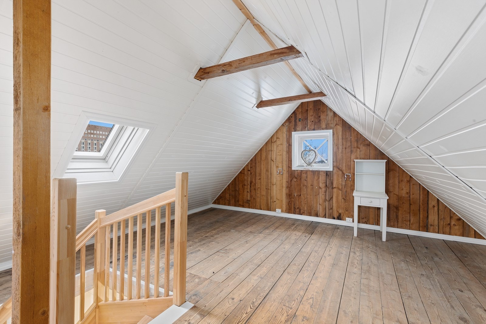 Boligen har godt med ekstra lagringsplass på loftet og i hele fire kjellerboder. Galleribilde