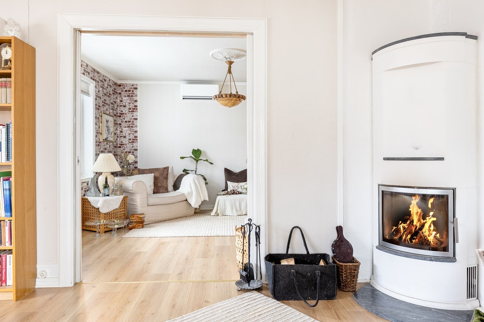 Man finner enkelt både roen og varmen foran en stilren peisovn fra 2018. Galleribilde