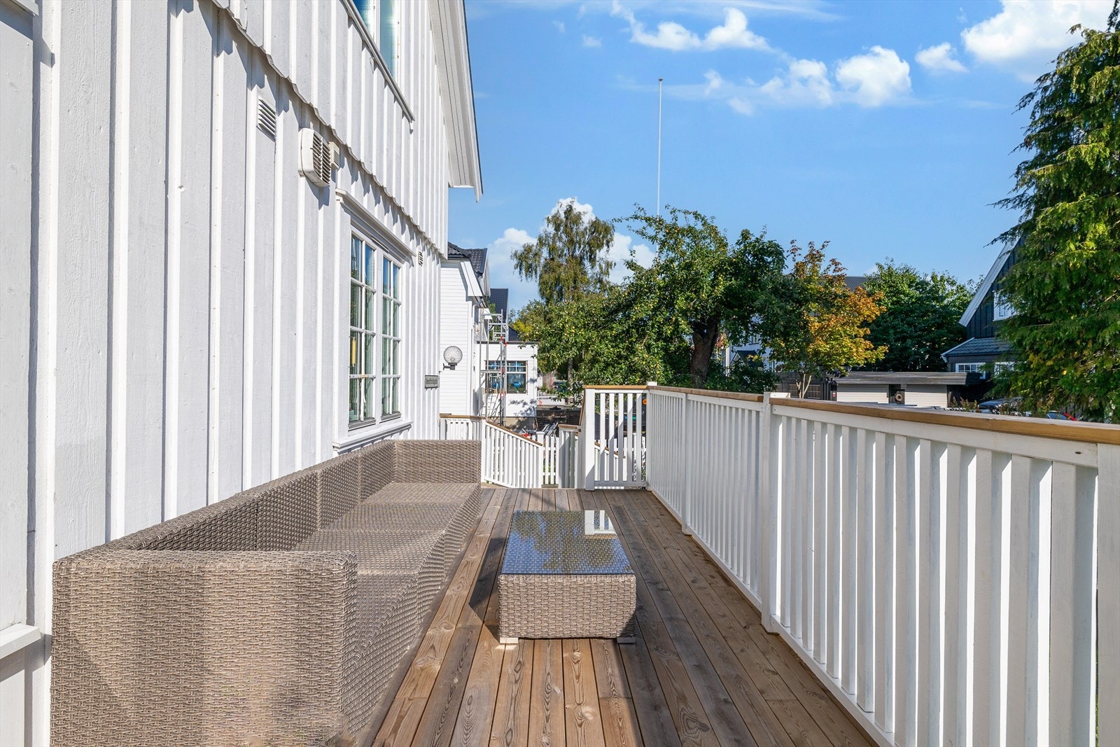 Utenfor stuen er det en nyere veranda mot syd, oppført med impregnerte materialer. Galleribilde