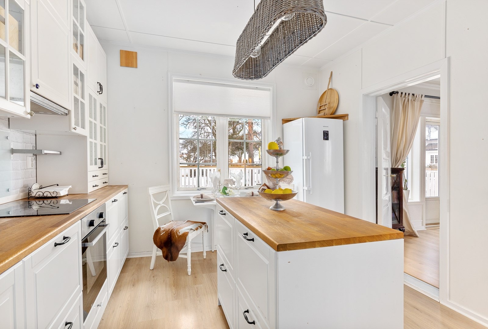 På kjøkkenet er det godt med skap- og benkeplass - her blir matlagingen en lek. Galleribilde