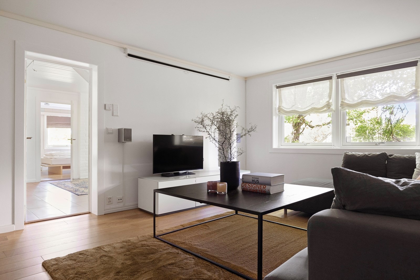 UNderetasjen inneholder hall, tv-stue, soverom med garderoberom, bad, wc og boder. Galleribilde