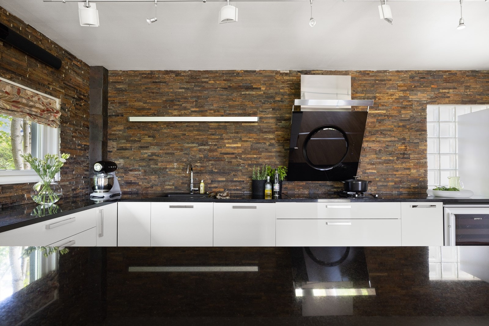 Det er velutstyrt - med både gassbluss, induksjon og vinskap Galleribilde