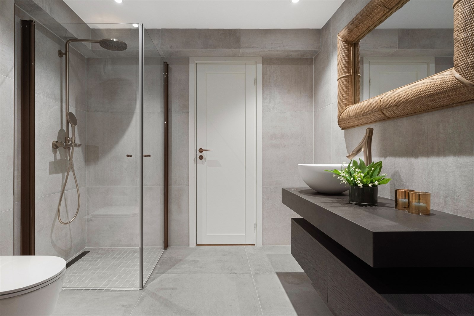 Badet i underetasjen har lune store naturfliser og moderne innredning. Galleribilde