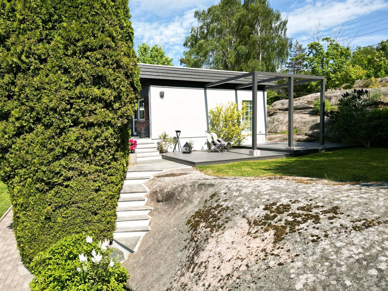 Arkitekten Per Bjar har tegnet en vakker plan for hagen som ikke er realisert ennå, men som kan være et fint prosjekt hvis man ønsker å utvikle utearealene enda mer, men den er allerede svært vakker, og dessuten åpen. Galleribilde