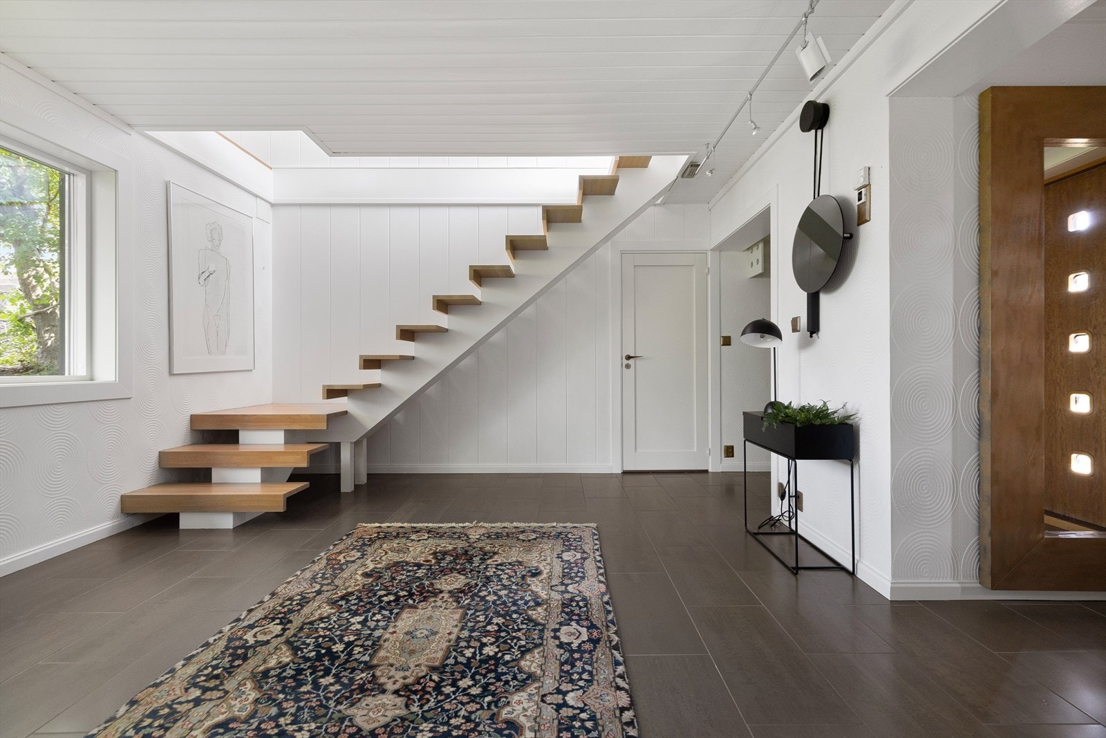 To etasjer med flott arkitektur og gjennomtenkte, påkostede moderniseringer resulterer i et smakfullt hjem, med nok plass til både familie og gjester. Galleribilde