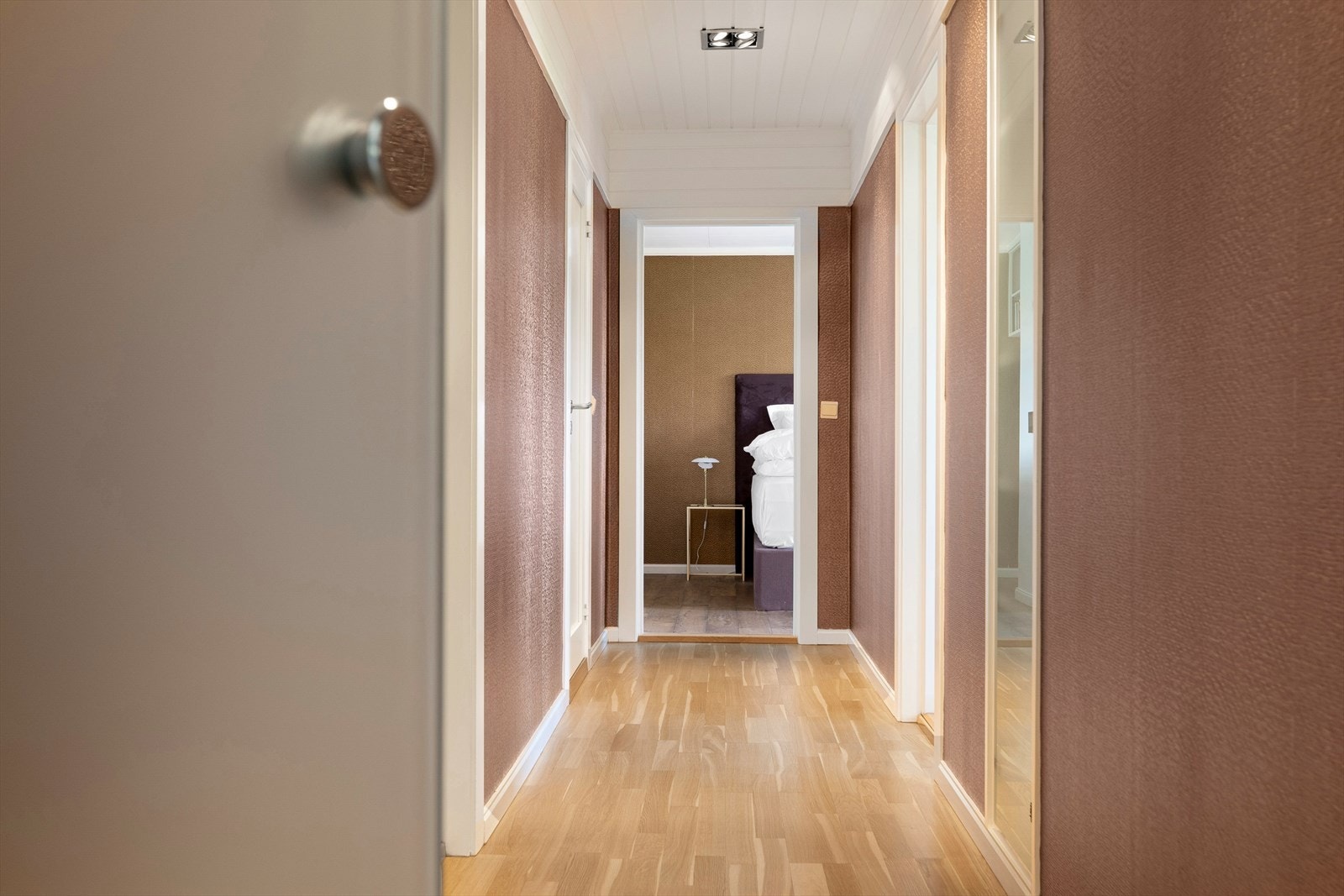 Det er totalt tre soverom i 1. etasje Galleribilde