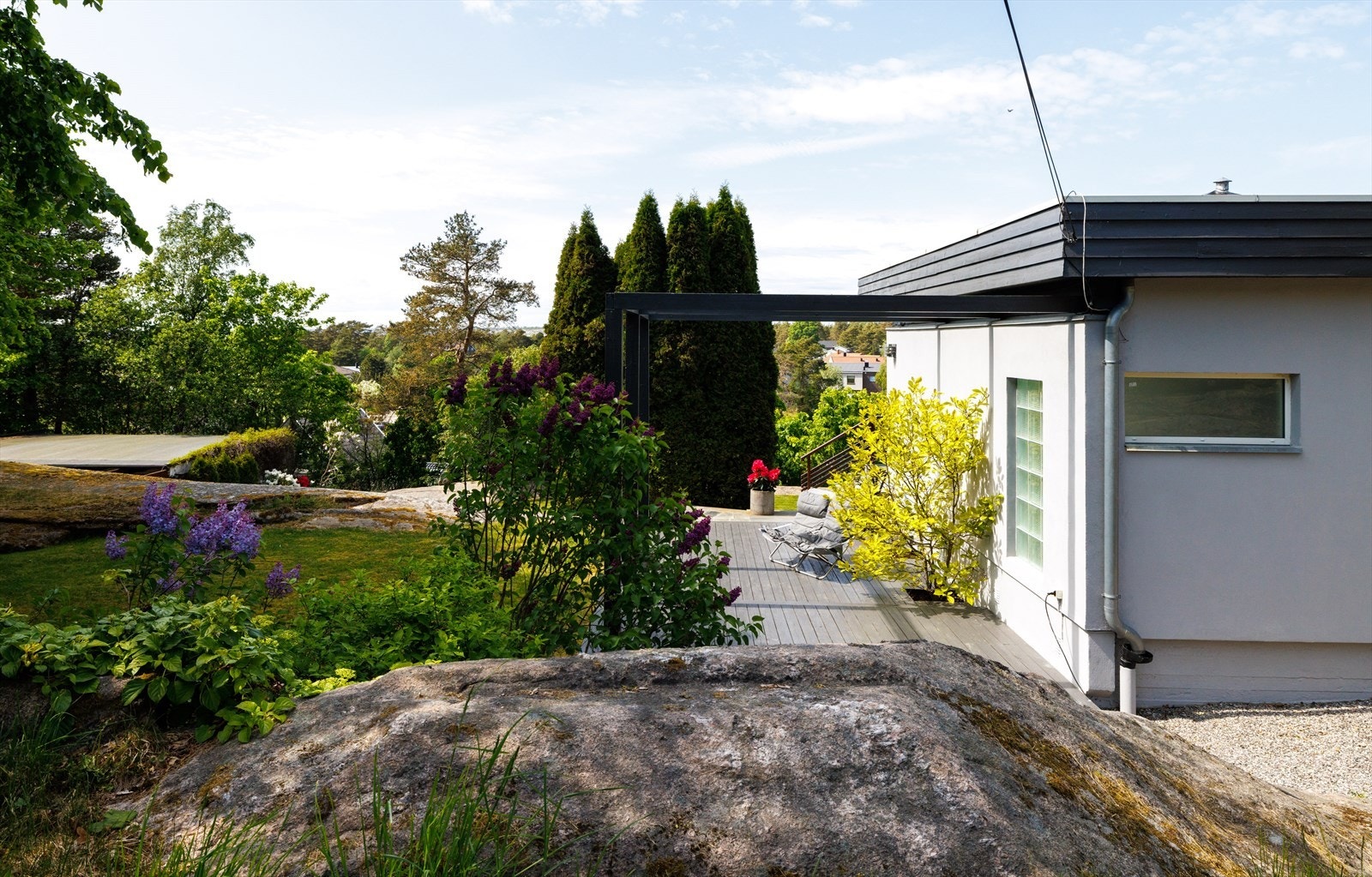 Huset og uteplassene hviler dessuten godt i terrenget, så man føler en forankring samtidig som man nyter åpenheten. Galleribilde