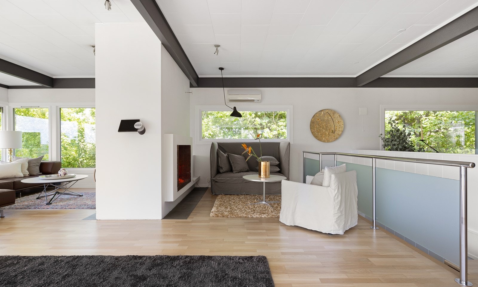 Peisestuen adskilles fra spisestuen av trappeoppgangen - som skaper en luftig forbindelse til underetasjen. Galleribilde