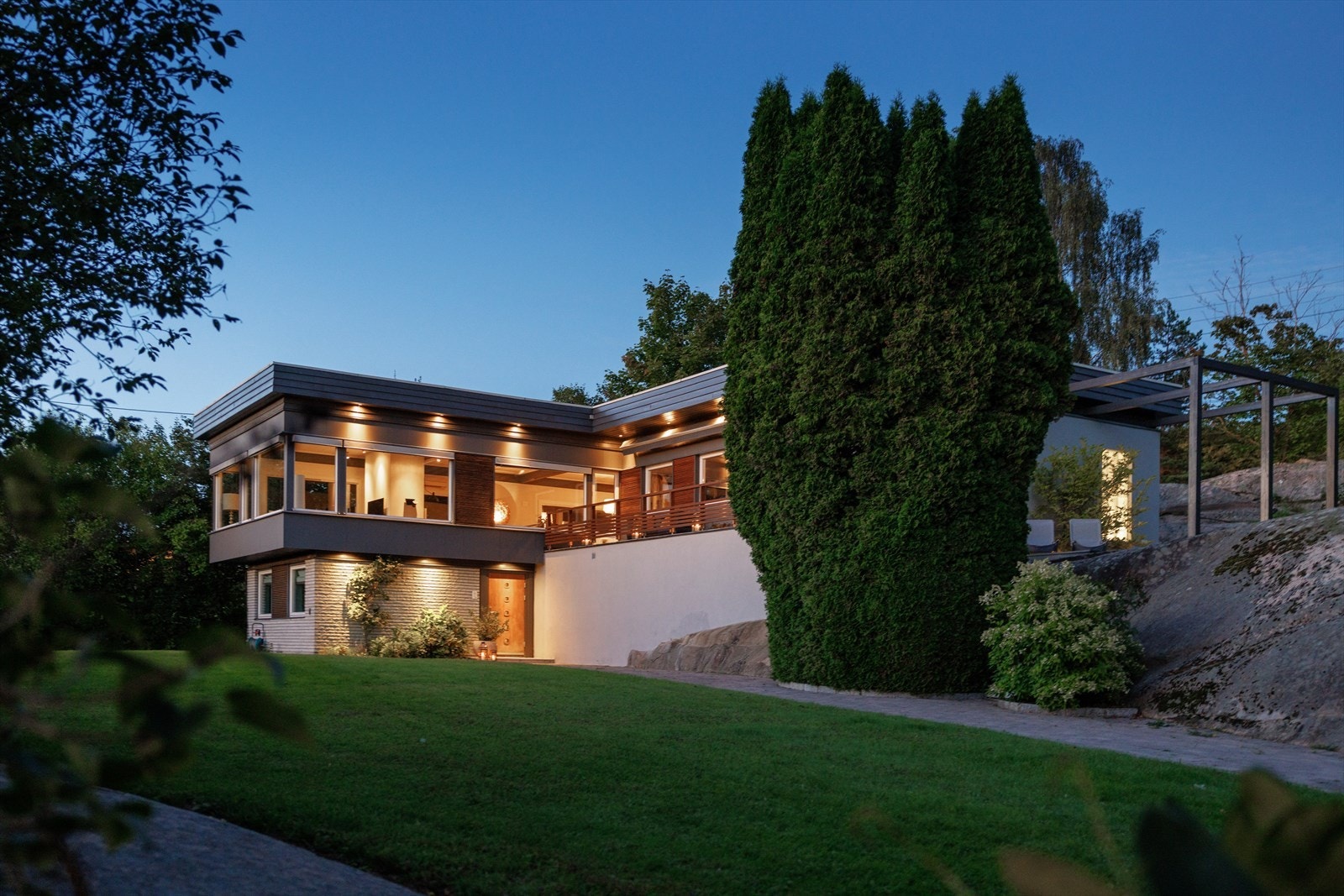 Halvveis opp på Begbyåsen, 6 min biltur øst for Fredrikstad sentrum, finner du Tyrihjellveien 13B. Med sentral beliggenhet og naturskjønne omgivelser, er dette et attraktivt sted å bo. Galleribilde