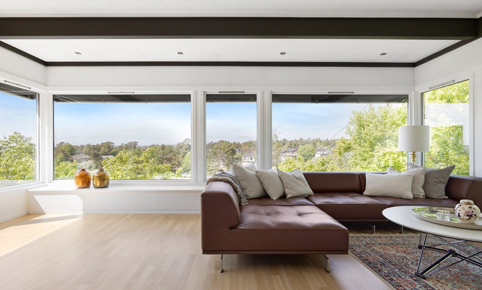 Man ser arkitektens ideer i fordeling rom, dimensjonene og ikke minst vinduenes plassering og størrelser. Galleribilde