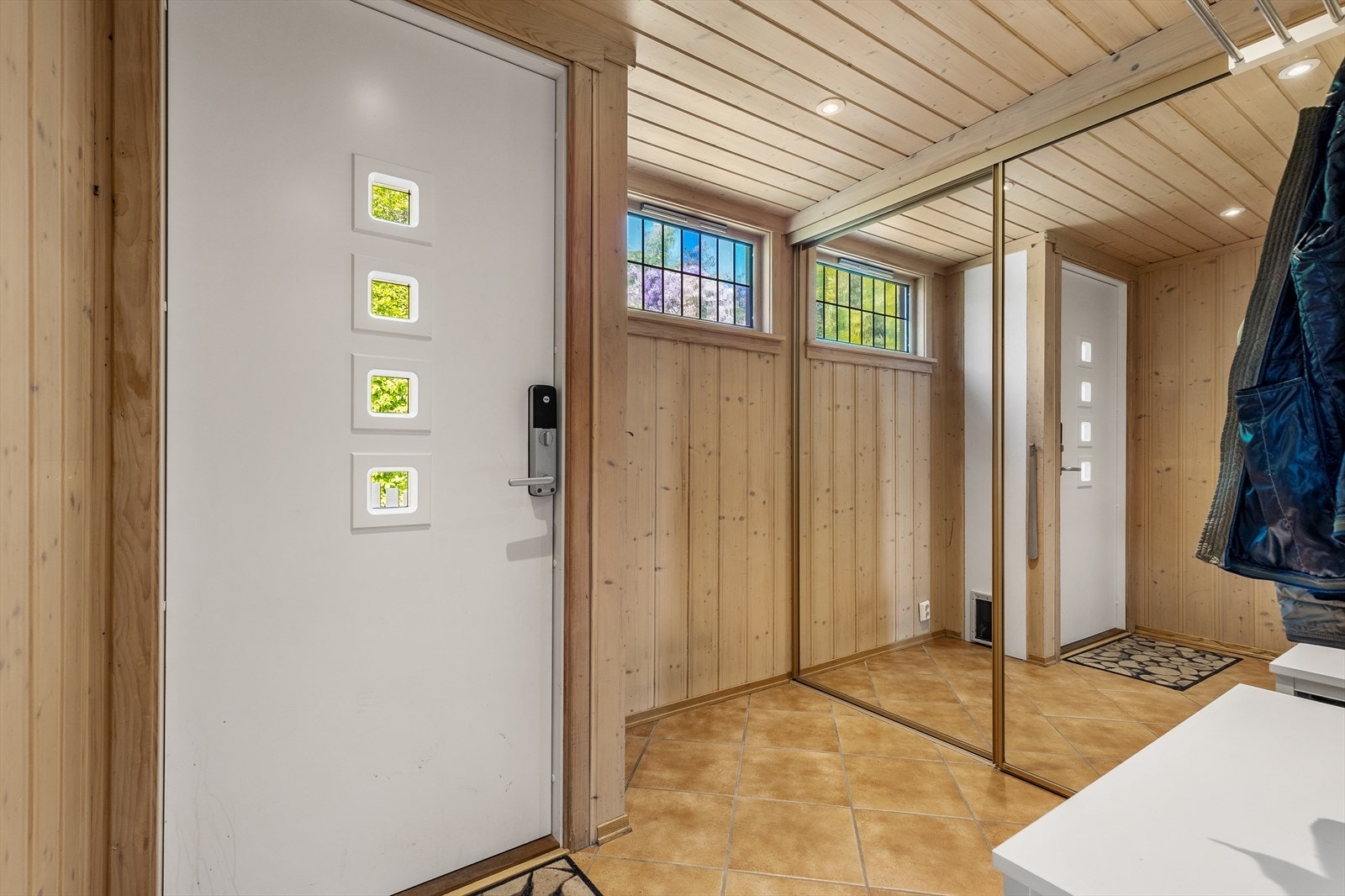 Velkommen inn! Her er det stor plass til oppheng av uteklær! Galleribilde