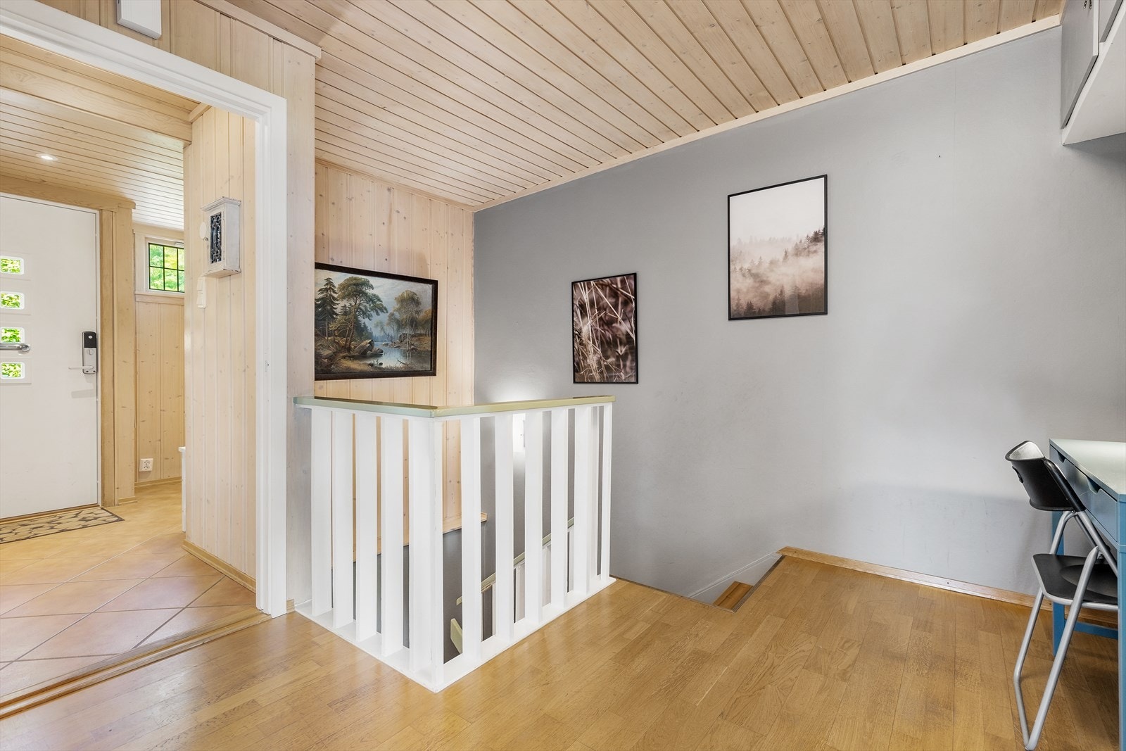 I gangen finner man trappenedgangen som fører til underetasjen Galleribilde