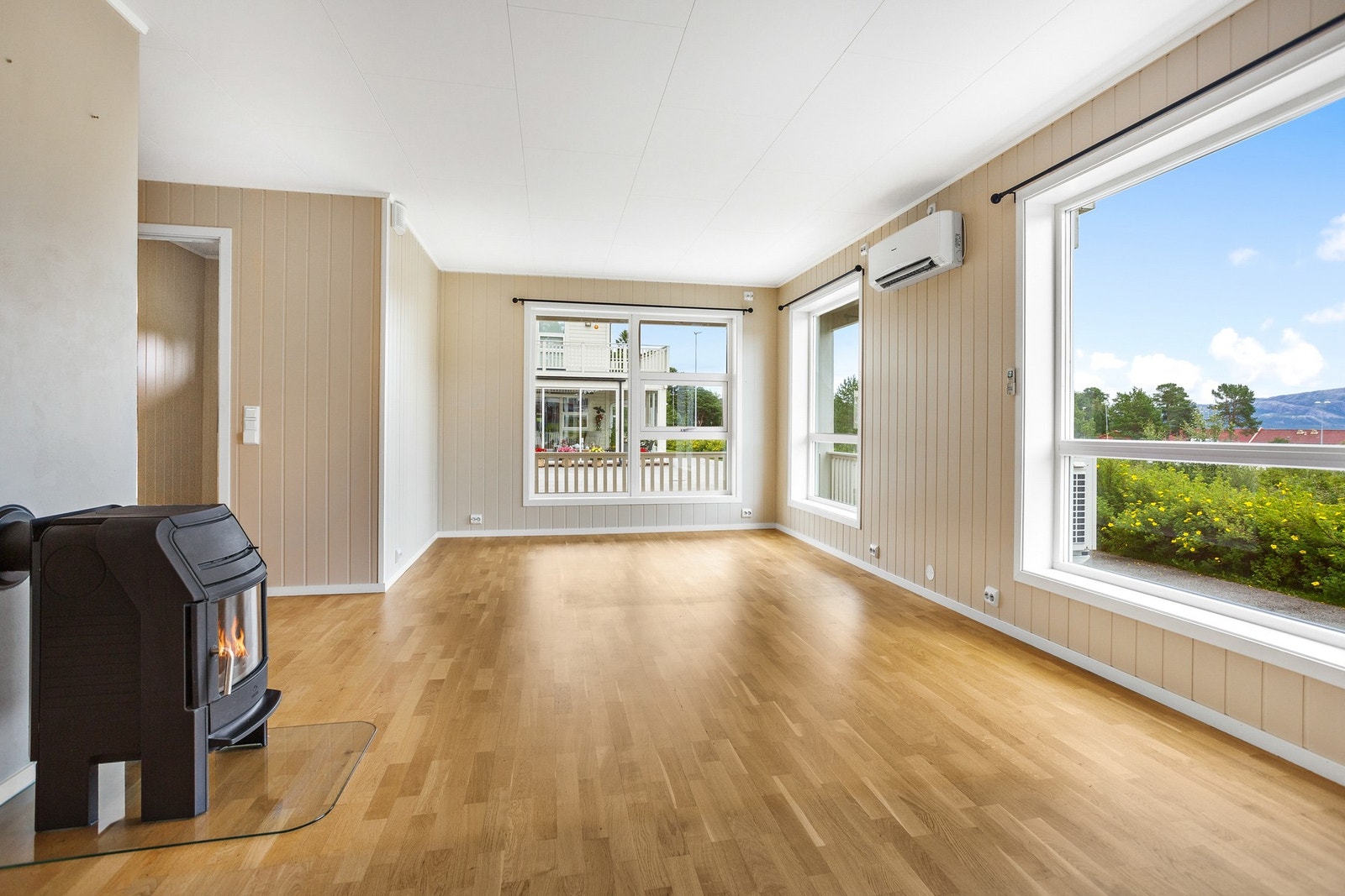 Lys og fin stue med rikelig lysinnslipp Galleribilde