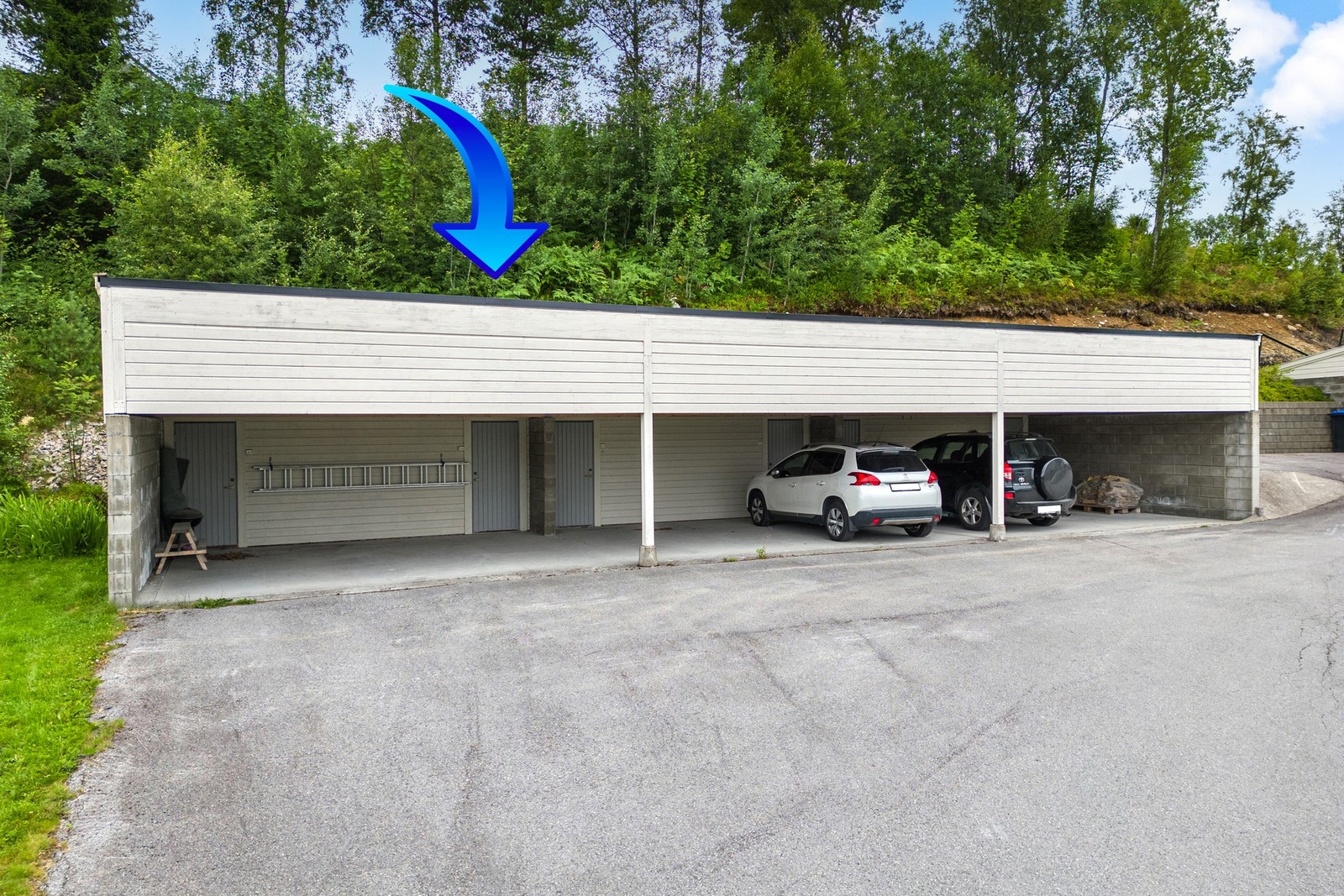 Med leiligheten følger egen carport og bod Galleribilde