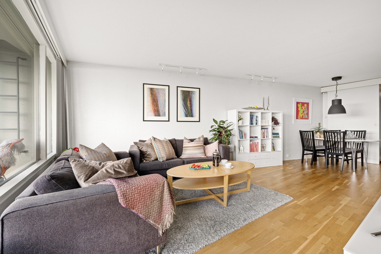 Stuens størrelse danner to naturlige møbleringssoner, hvor spiseplassen ligger i åpen løsning med kjøkkenet. Galleribilde