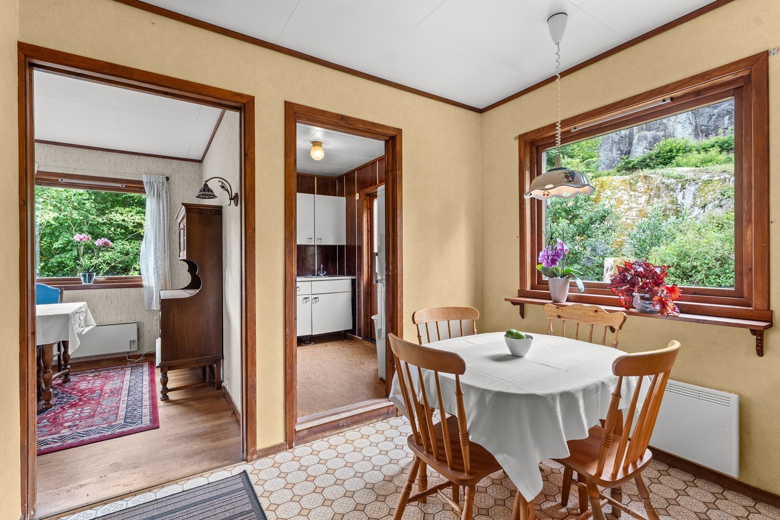 Fra kjøkkenet er det adkomst til vaskerom og grovinngang. Galleribilde