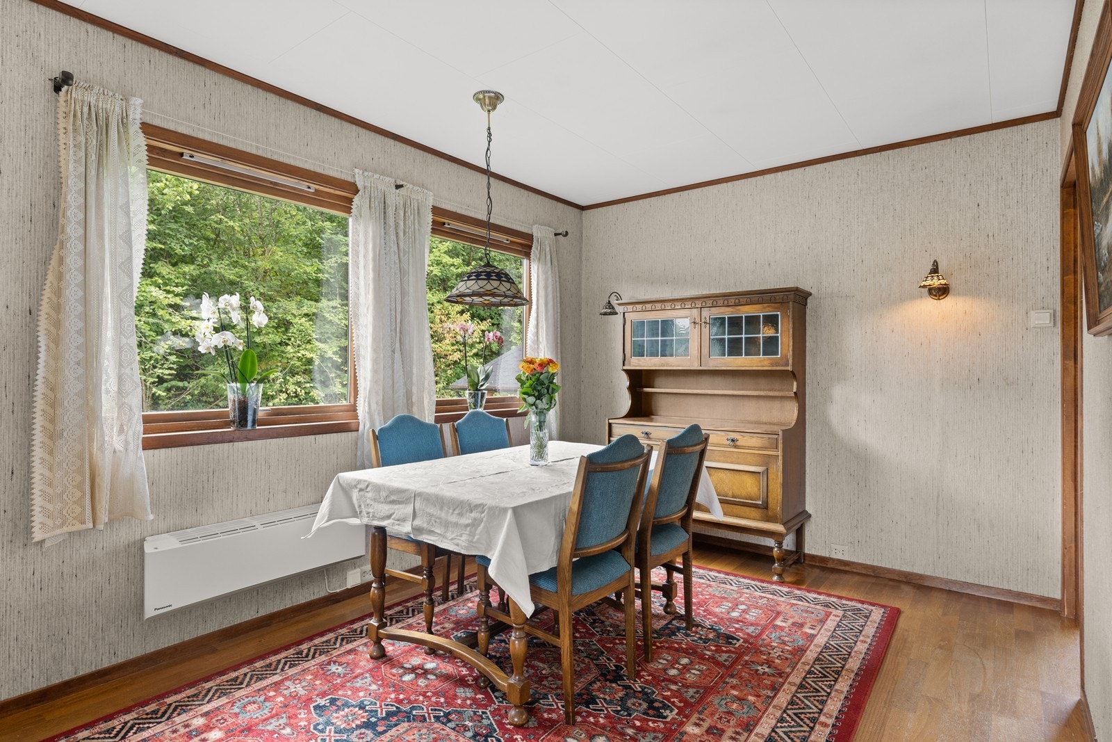 Spisestue i nærhet til kjøkkenet. Galleribilde