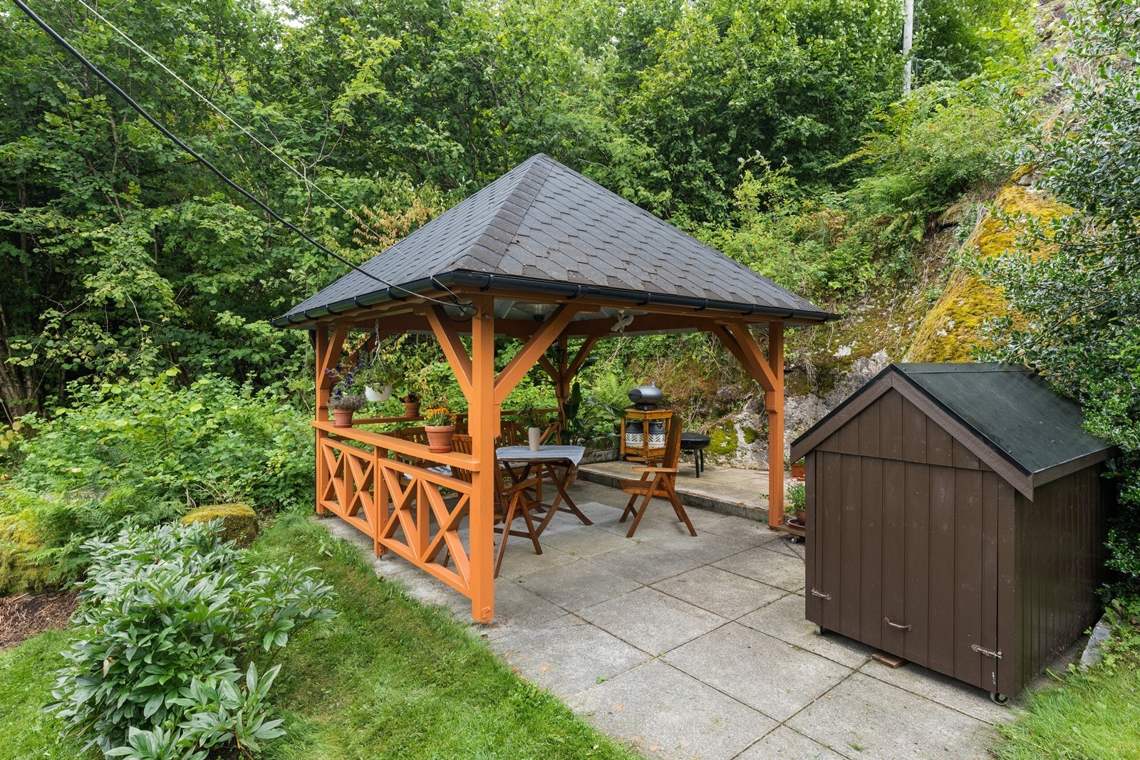 Koselig uteplass med sommerstue. Galleribilde