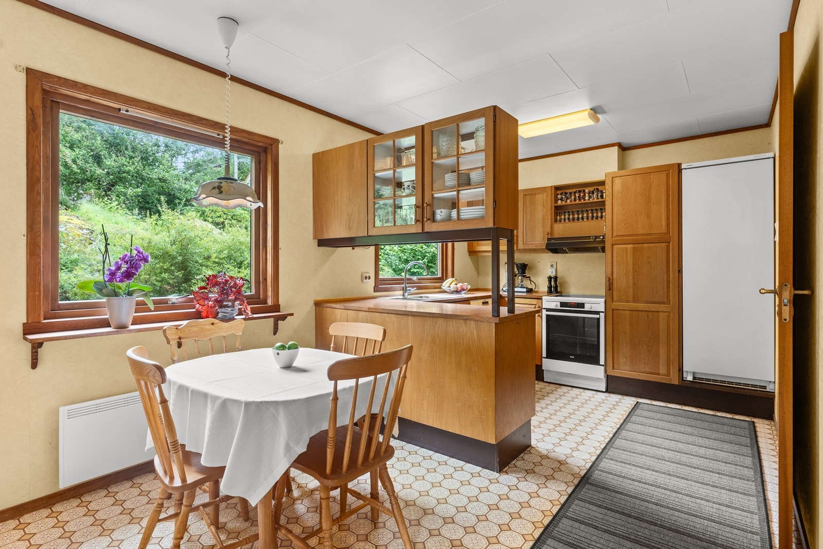 Kjøkken med orginal innredning fra byggeår. Galleribilde